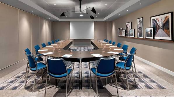 Inspiration d’aménagement pour une salle de réunion professionnelle